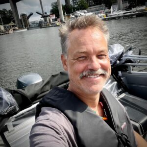 Henrik Schyffert Instagram - Tack igen alla som engagerar sig i min lilla drönarinsamling. Här hämtar jag en i Årsta igår på väg hem från Resarö. Scrolla bak två inlägg för mer info och keep them comin’! ❤️🙏🏽