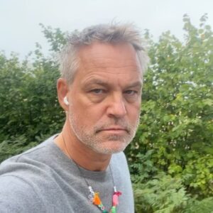 Henrik Schyffert Instagram - Det är så kul att så många vill komma på min standupshow i vår. Fyra månader till premiär men redan nu börjar biljetter ta slut så idag släpper vi upp SJU EXTRAFÖRESTÄLLNINGAR! Tre i Stockholm och sen i Göteborg, Falun, Karlstad och Lund! 
Biljetter på Schyffert.se (länk i bion ⬆️❤️).
