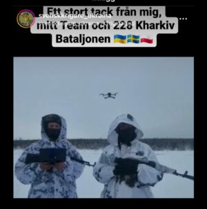 Henrik Schyffert Instagram - I vintras gick jag ut till olika kollegor i filmbranschen och frågade om de hade några drönare som inte användes och lyckades samla ihop 15-20 stycken som skickades ner till Ukraina. En av dom ser ni på bilden här. Nu vill jag göra ett ryck till. Alla ni som köpt drönare och har dom liggandes oanvända i nån hylla… eller som har en partner som har en och hävdar att ”jag kommer flyga med den SNART!” Kontakta mig här så ska jag se till att dom kommer till användning. De är i stort behov av all hjälp de kan få. DM här. Tusen tack på förhand! ❤️