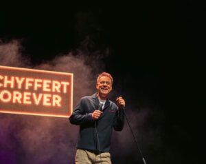 Henrik Schyffert Instagram - Tack ALLA som kom och tittade i vår. Helt galet! 50 proppfulla konserthus och teatrar över hela Sverige. Över 30 000 biljetter och fullt med glada kommentarer och recensioner! Vad fan hände?!? Jag är evigt tacksam och rörd to the bone! Tack, tack, TACK!!!
Det har varit så JÄKLA ROLIGT!!!

I höst kör vi ett varv till! ❤️❤️❤️ #schyffertforever