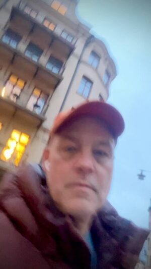 Henrik Schyffert Instagram - Stockholmspremiär! Pappa i publiken! Två nya datum! Read all about it! schyffert.se (länk i bio ⬆️❤️)