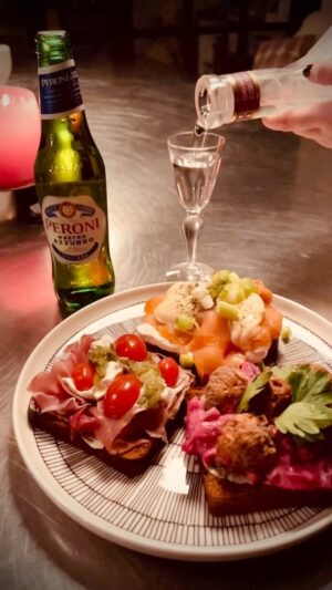 Henrik Schyffert Instagram - Va?? Överraskar inte din tjej dig med öl, iskall vodka och hemmalagade smörrebröd när du har giggat i Nyköping?? ❤️🧕🏼