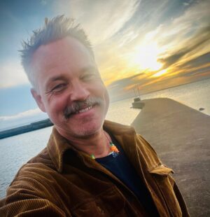 Henrik Schyffert Instagram - Festligt, Folkligt, Fullsatt! Tack ALLA som kom för att lyssna på mina larviga skämt i Strömstad, Båstad, GBG, Kalmar, Borgholm och inte minst motherfakkin Mörbylånga! Ölands Brooklyn! Jag har haft så kul! Nu ska jag plocka in hängmattorna och åka till människobyn. Vi hörs på fakturan som Fireside Per brukade säga❤️