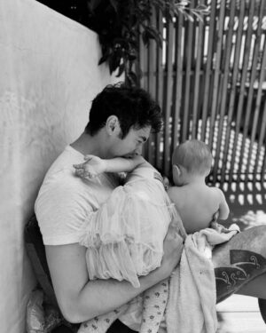 Henry Golding Instagram - No role is more important than being a father... ♥️ What a blessing it is to be yours 🌹

Happy father's day to all those hard working dad's ♥️