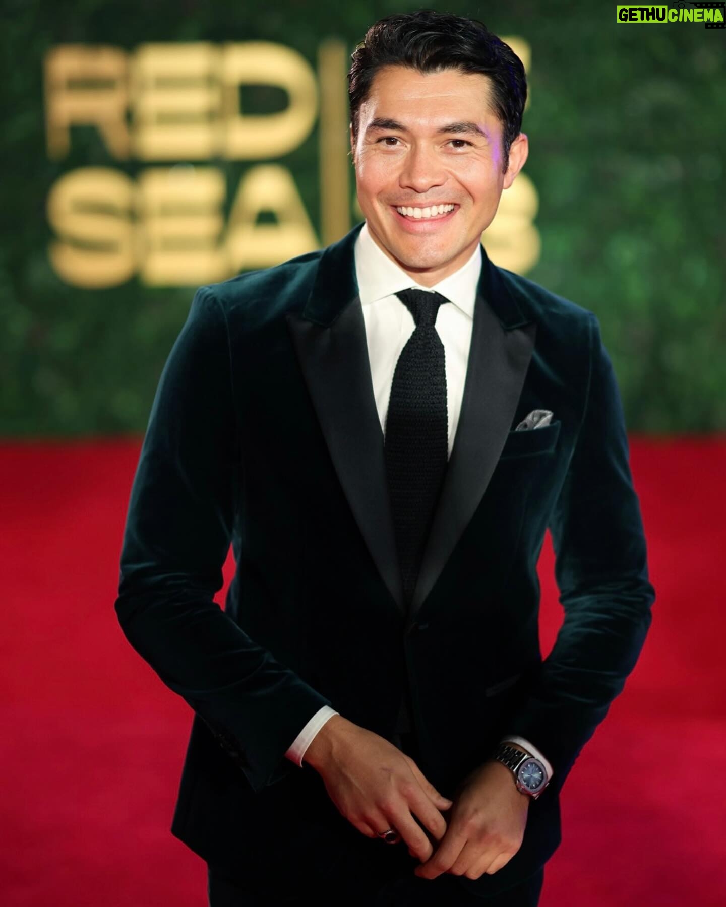 Henry Golding - 28.2K Likes - Absolutely amazing to be back in Jeddah for the 3rd @redseafilm festival. The jury this year was headed by the unstoppable @bazluhrmann and also included my friend @freidapinto ♥️
So wonderful to sit and conversate with young and hungry film makers. Thank you so much for having me ♥️🙌🏼