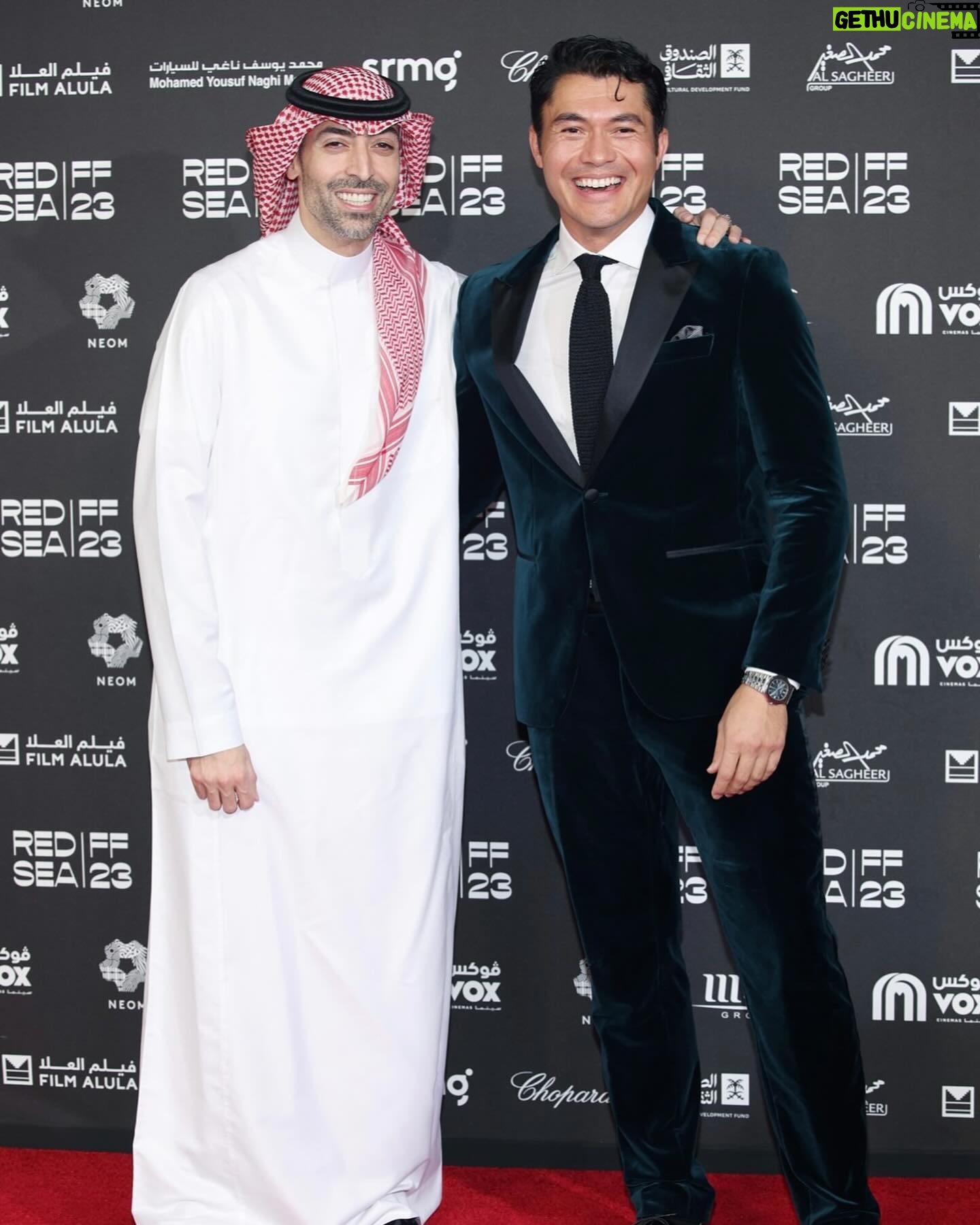 Henry Golding - 28.2K Likes - Absolutely amazing to be back in Jeddah for the 3rd @redseafilm festival. The jury this year was headed by the unstoppable @bazluhrmann and also included my friend @freidapinto ♥️
So wonderful to sit and conversate with young and hungry film makers. Thank you so much for having me ♥️🙌🏼