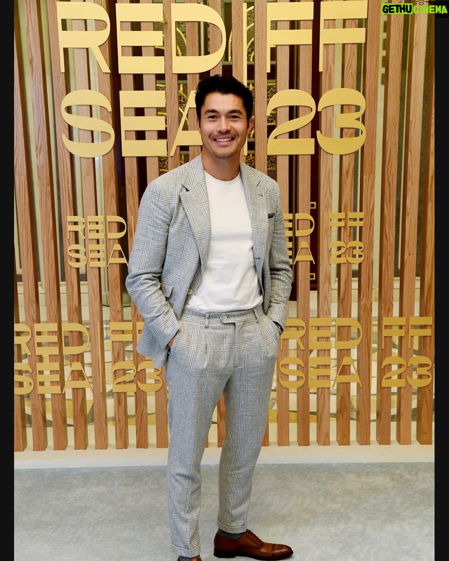 Henry Golding - 28.2K Likes - Absolutely amazing to be back in Jeddah for the 3rd @redseafilm festival. The jury this year was headed by the unstoppable @bazluhrmann and also included my friend @freidapinto ♥️
So wonderful to sit and conversate with young and hungry film makers. Thank you so much for having me ♥️🙌🏼