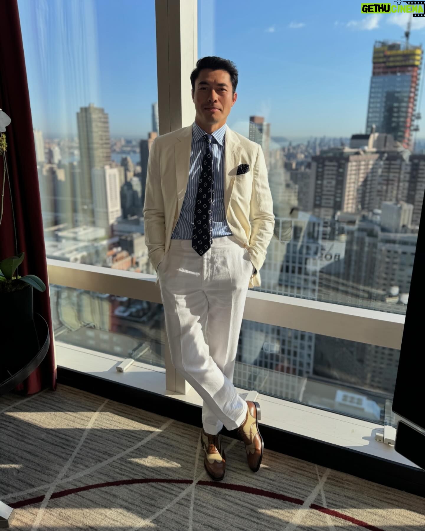 Henry Golding - 29.1K Likes - Great to be back in the big apple ♥️
Cracking outfits by the wonderful @ralphlauren