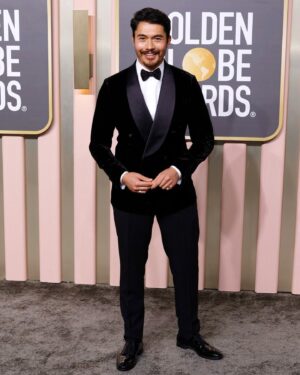 Henry Golding Instagram - What a phenomenal night at @goldenglobes... I got to watch first hand @kehuyquan and @michelleyeoh_official win their respective category. What a mind blowing journey both of those legendary actors have had, inspiring on so many levels ♥️
I had the pleasure of presenting Best Actress in a motion picture drama wearing this beautiful tux by @giorgioarmani 🤵🏻‍♂️
