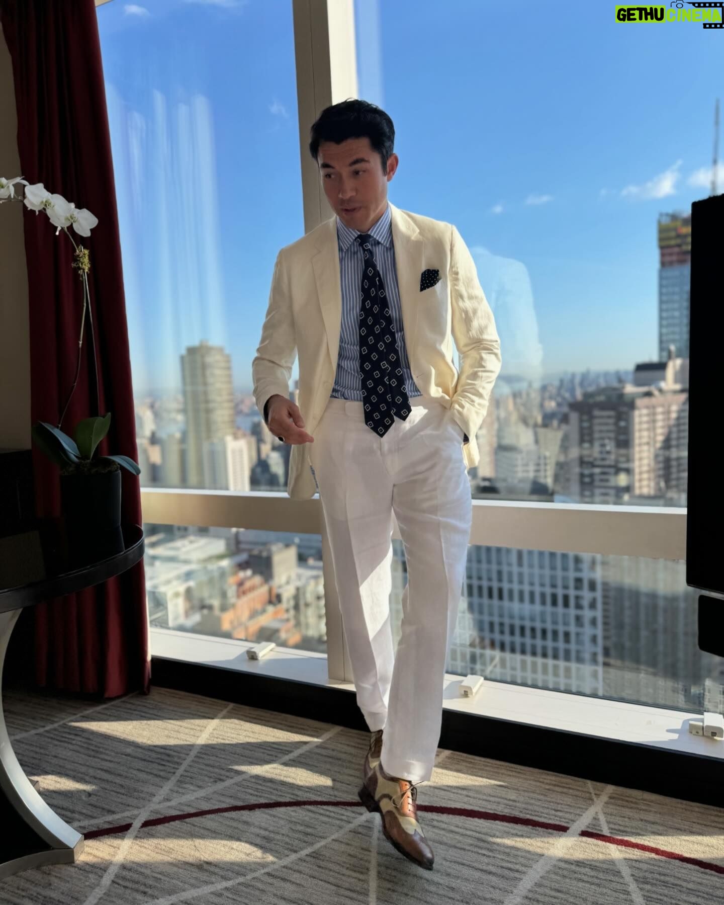 Henry Golding - 29.1K Likes - Great to be back in the big apple ♥️
Cracking outfits by the wonderful @ralphlauren