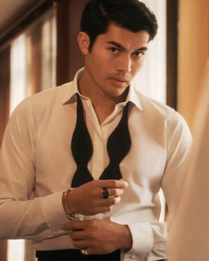 Henry Golding Instagram - A New York holiday. Suited up in @davidyurman at the iconic Bemelmans Bar. 

#DavidYurman #ComeCloserDY

Photographed by @lachlanbailey
Styled by @georgecortina
Shot at @casaciprianinyc