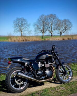 Henry van Loon Instagram - ❤️ social distancing part II #Triumph #bonneville #900 #streettracker