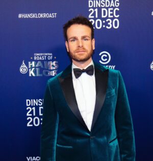 Henry van Loon Instagram - Vanavond de #hansklokroast.  Ik dacht deze keer maak ik het mezelf makkelijk, ik lul de hele boel wel aan elkaar. Het was een avond om nooit te vergeten. Vanavond 20.30u @comedycentralnl @hansklokillusions. Nog even een s/o naar @pakkend die dit hele pak in recordtijd voor mij hebben gemaakt. Heel erg vet! 🙏🏼🔥