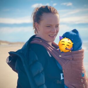 Henry van Loon Instagram - Ik begrijp dat het er een beetje op begint te lijken dat ik alleen maar foto’s en filmpjes van mijn lief hier op de Instagram zet, en dat is ook zo, want dat is (tot de theaters weer open gaan) zo’n beetje mijn dagelijkse realiteit.. en dat is eigenlijk héél erg fijn. @jelkavanhouten wat ben ik blij dat ik dit met jou mag doen, je bent de beste moeder die onze Bonnie zich kan wensen. Wat ben ik trots op je. Je bent zó sterk. En dan heb je nòg 2 fantastische kinderen, die zo goed gelukt zijn en voor wie ik er ook mag zijn. Het is dat mijn fans: “de Looneys” natuurlijk helemaal gek zouden worden als ik niet weer ga optreden zogauw dat weer kan, (want ik doe alles voor mijn fans, dat weten jullie ook.) Maar ik zou dit nog wel een tijdje volhouden zo. Met jou wel. Fijne Moederdag, je doet het fantastisch. Ik hou van je. ❤️