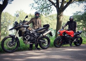 Henry van Loon Instagram - We hebben niet heel veel echte tradities met ons gezin. Maar dit is er eentje die we al heel lang volhouden: Altijd als we een nieuw voertuig hebben, (auto, motor of brommer.) gaan we daar een foto van maken bij de “Miekoekse brug” in Oirschot. We hebben (ergens) nog veel meer foto’s met Renault 25’s, zundapps,  Citta’s, heel veel Citta’s, etcetera. Zo gingen we van de week weer naar de ‘Miekoek’ voor een foto, ik op de BMW, mijn broer @patjevanlonio op z’n Aprilia. Vader @henk.vanloon maakt (zoals altijd) de foto. #tradition @henk.vanloon @patjevanlonio @araieu #welcometothefamily #motorcycles #family #miekoek