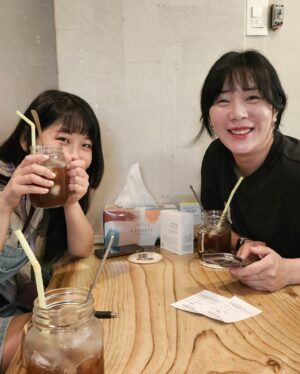 Heo An-na Instagram - MZ D-day

1차-인생네컷
2차-사주카페
3차-소안창살(mz맞아?)
4차-응암언니네포차
5차-친구네포차

술 한잔 안 먹고 5차까지 기어코 버티다가
갑상선의 부재로 급피곤😨
나 갈께 하고 집에감ㅋㅋㅋ
중간에 집에 가는 건 술 먹으나 안 먹으나
집순이의 본능인듯

#즐거워따
#신조사사게오
#세얼간이들