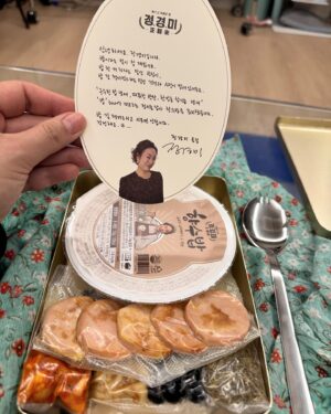Heo An-na Instagram - 국민요정 경미선배님 한 끼 잘 먹겠습니다!
도시락통/보자기 제 취향저격🥹
봄나들이갈 때 정경미 향수밥으로 김밥 만들어서
보내주신 예쁜 보자기에 잘 담아 나가야겠어요!
택배박스 열자마자 기분이 너무 좋아졌다는:)
#향수밥
#정경미밥
#정경미도시락
#정경미밥포에버
@jung_kyoung_mi