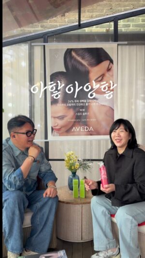 Heo An-na Instagram - 수락이들~ 저 포레스타 청담 블랙점에 네고하러 다녀왔어요

대표님 이야기를 들어보니 포레스타 크레이지 샴푸는 
공구 목적이 아니라 브랜드를 알리며 수출쪽에 비중을 
두기위해 만드셨데요.
하지만 포기할 제가 아니죠! 
끈질기게 공구 이야기를 하니까 아직 온라인 판매도 
본격적으로 시작하지 않으셨다고 조금 난감해 하시더라고요;

아니 그래도 설득해야하지 않겠습니까?? 
이렇게 제품이 좋은데 ㅠㅠㅠㅠㅠㅠ
사탕발림을 살살하니 안그래도 제 인스타 피드를 보고 
샵으로 문의 전화가 꽤 왔다며 신기해 하시며 
슬슬 저에게 넘어오기 시작하셨어요
내심 뿌듯하신듯 ㅋㅋ

다만 트리트먼트는 이제 생산분이 소진되어 
재고도 얼마 없고 유기도 10개월이라며 
난감해 하시는 걸 
아니 그럼 할인 엄청 해주시면 되시지 않을까요?라며 
어필을 했답니다!

노워시는 다시 만나려면 6개월 걸린다 하시니 
오히려 득템 아닌가?? 생각했어요

이 가격은 진심 어디에도 없는 가격이다보니 
오히려 이 시점에서 제가 발견한게 행운이다 싶었어요.
이정도로 할인이 된다고?? 
싶을 정도로 해올 수 있을 거 같기 때문이에요

사실 저 지금 흥분상태입니다 ㅋㅋㅋ

아아!! 그리고 선착순 증정까지 
엄청난 수량으로 이야기 중입니다!!
그러니까 할인율이 얼마냐고?? 싶으시죠!
걱정을 하덜덜말아요! 상상이상으로 해올게요

#안나는네고중
#샴푸추천
#트리트먼트추천
#포레스타샴푸
#크레이지샴푸
#노워시트리트먼트