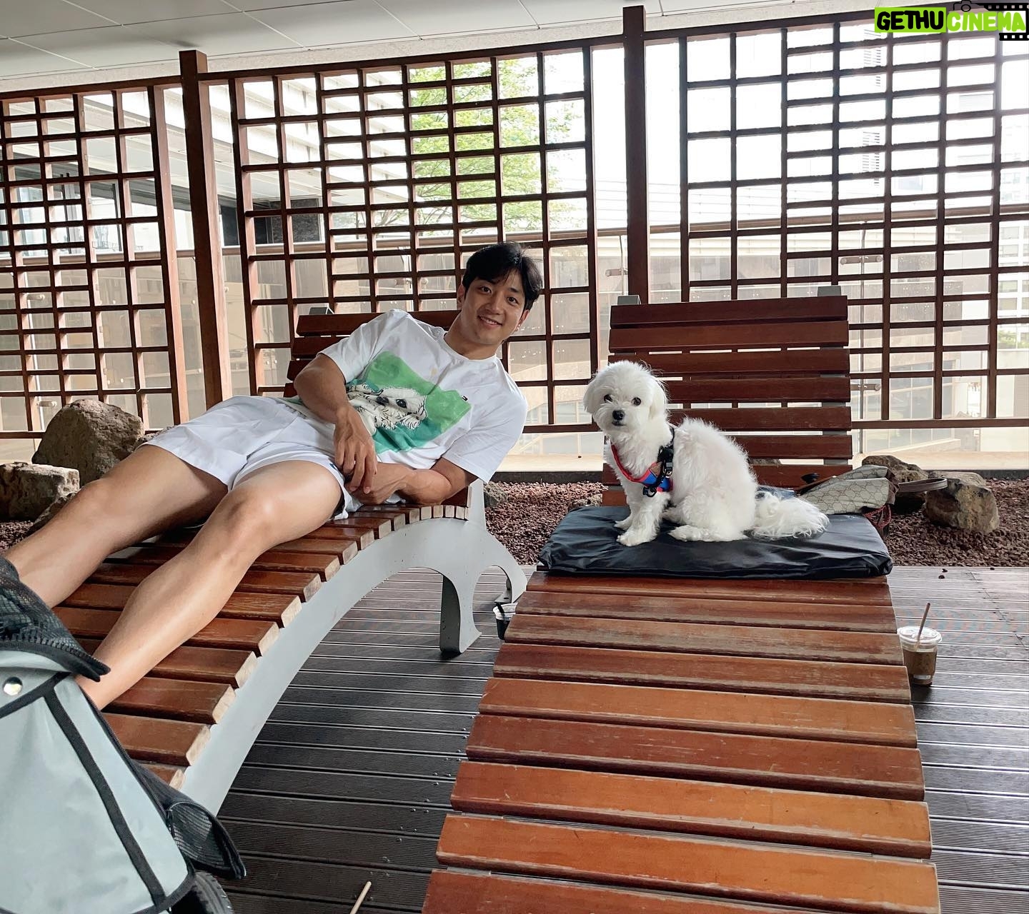 Heo Hoon - 16.6K Likes - 날좋고 기분좋고 간만에 휴식😍😍
With 코코❤️