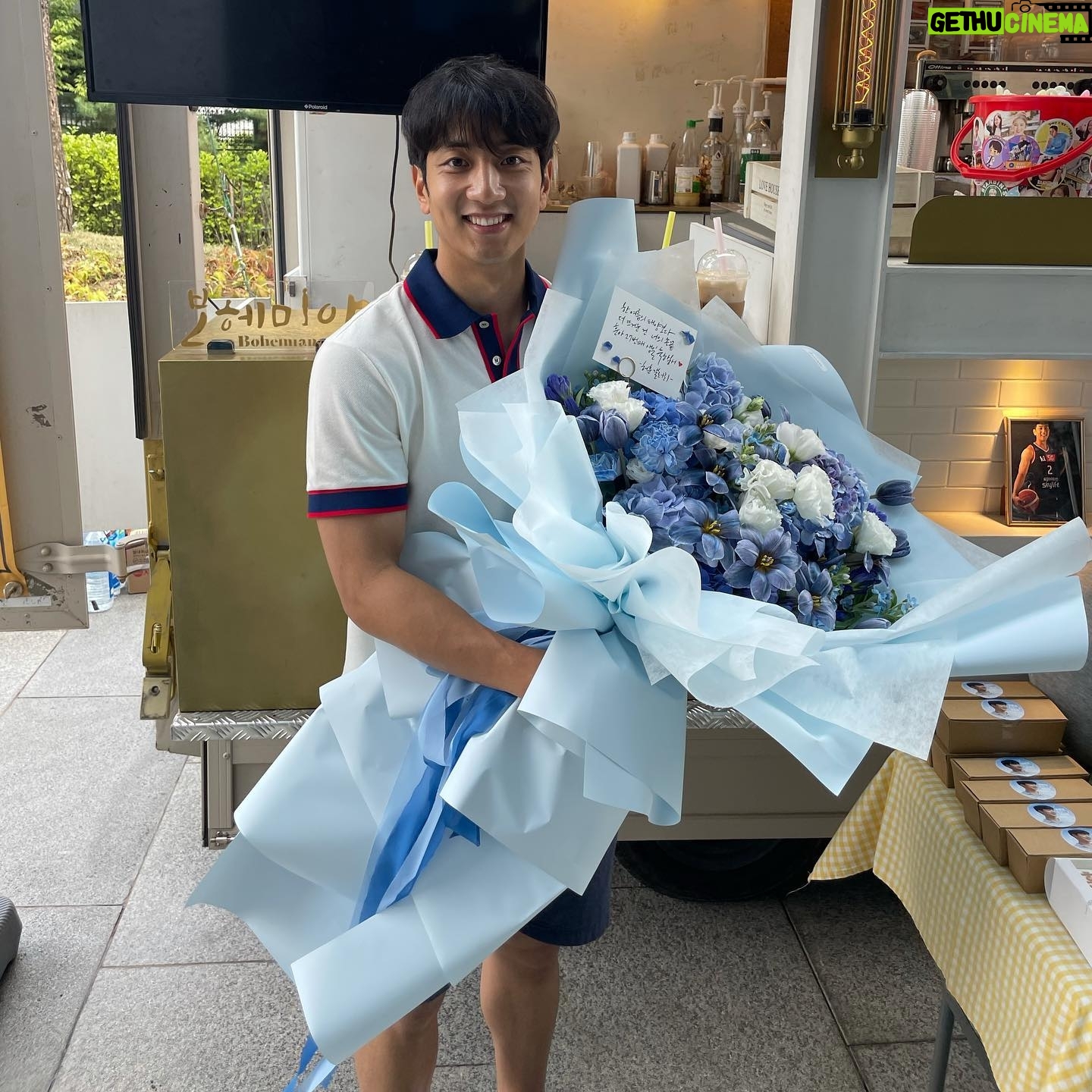Heo Hoon - 21.1K Likes - 저의 27번째 생일을 너무 많은 분들이축하해주셔서 다시한번 감사함을 많이 느끼고있습니다. 앞으로 좋은 모습만 많이 보여드릴수 있도록 노력하겠습니다
항상 감사드립니다.🙏
#kt소닉붐
#코삼부자