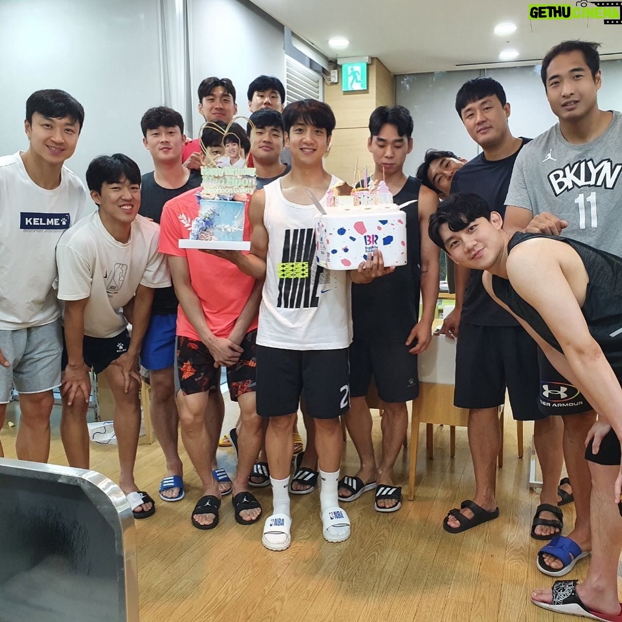 Heo Hoon - 21.1K Likes - 저의 27번째 생일을 너무 많은 분들이축하해주셔서 다시한번 감사함을 많이 느끼고있습니다. 앞으로 좋은 모습만 많이 보여드릴수 있도록 노력하겠습니다
항상 감사드립니다.🙏
#kt소닉붐
#코삼부자