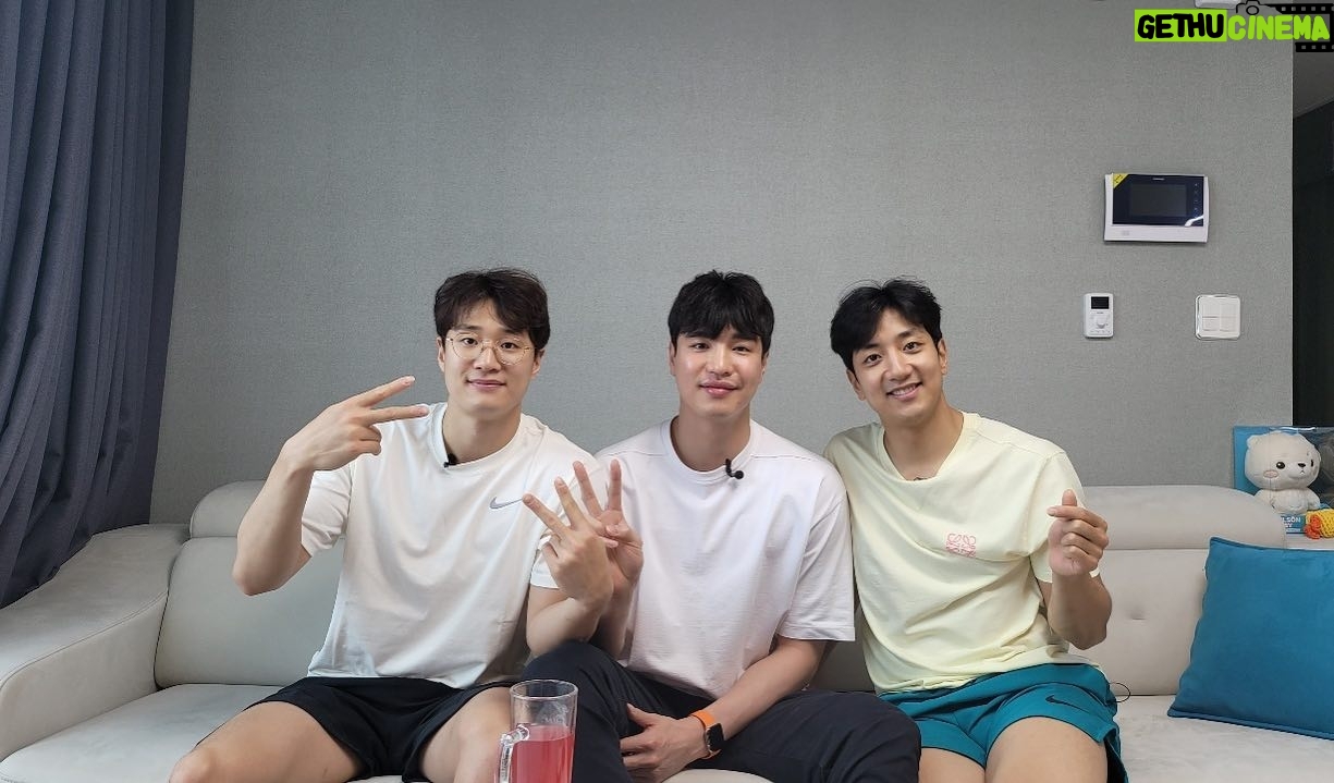 Heo Hoon - 17.1K Likes - 다 가진남자✌️ 종규형이랑 오랜만에 봐서 너무 좋았습니당❤️
먼길오시느라 감사했습니당👍
