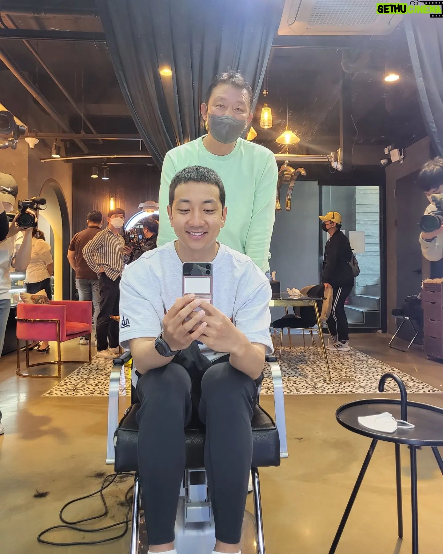 Heo Hoon - 27.9K Likes - 아쉽게 이번 시즌을 마무리해서 개인적으로 너무 아쉬운 시즌이였습니다. 많이 응원해주신 팬분들께 죄송합니다.🙏
건강하게 남자가 되어서 잘 돌아오겠습니다.저를 잊지 말아주세용😂❤
D리그 많이 사랑해주세요
KT도 많이 사랑해주세요
충성💪