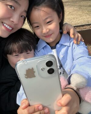 Heo Min Instagram - 아단이랑 경주 당일치기 나들이 다녀왔어요💛
요즘 엄빠랑 떨어져있는 시간이 많은 아단이여서
함께 있을때 마니마니 놀아주고 듬뿍듬뿍 사랑해주고 왔어요

추천해주신 맛집들이 웨이팅이 있어서 못먹고 온거 빼곤!!
아단이가 너무너무 즐거워한 토요일 이였어요
키즈폰 산 아인이가 여기 좋다며 천마총 유물과 풍경과 셀카를 100장 정도 찍고왔답니다 ㅋㅋㅋ