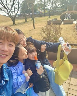 Heo Min Instagram - 아단이랑 경주 당일치기 나들이 다녀왔어요💛
요즘 엄빠랑 떨어져있는 시간이 많은 아단이여서
함께 있을때 마니마니 놀아주고 듬뿍듬뿍 사랑해주고 왔어요

추천해주신 맛집들이 웨이팅이 있어서 못먹고 온거 빼곤!!
아단이가 너무너무 즐거워한 토요일 이였어요
키즈폰 산 아인이가 여기 좋다며 천마총 유물과 풍경과 셀카를 100장 정도 찍고왔답니다 ㅋㅋㅋ