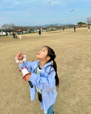 Heo Min Instagram - 아단이랑 경주 당일치기 나들이 다녀왔어요💛
요즘 엄빠랑 떨어져있는 시간이 많은 아단이여서
함께 있을때 마니마니 놀아주고 듬뿍듬뿍 사랑해주고 왔어요

추천해주신 맛집들이 웨이팅이 있어서 못먹고 온거 빼곤!!
아단이가 너무너무 즐거워한 토요일 이였어요
키즈폰 산 아인이가 여기 좋다며 천마총 유물과 풍경과 셀카를 100장 정도 찍고왔답니다 ㅋㅋㅋ