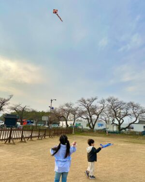 Heo Min Instagram - 아단이랑 경주 당일치기 나들이 다녀왔어요💛
요즘 엄빠랑 떨어져있는 시간이 많은 아단이여서
함께 있을때 마니마니 놀아주고 듬뿍듬뿍 사랑해주고 왔어요

추천해주신 맛집들이 웨이팅이 있어서 못먹고 온거 빼곤!!
아단이가 너무너무 즐거워한 토요일 이였어요
키즈폰 산 아인이가 여기 좋다며 천마총 유물과 풍경과 셀카를 100장 정도 찍고왔답니다 ㅋㅋㅋ