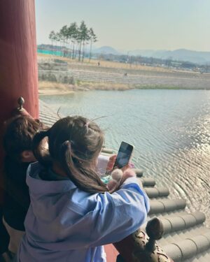 Heo Min Instagram - 아단이랑 경주 당일치기 나들이 다녀왔어요💛
요즘 엄빠랑 떨어져있는 시간이 많은 아단이여서
함께 있을때 마니마니 놀아주고 듬뿍듬뿍 사랑해주고 왔어요

추천해주신 맛집들이 웨이팅이 있어서 못먹고 온거 빼곤!!
아단이가 너무너무 즐거워한 토요일 이였어요
키즈폰 산 아인이가 여기 좋다며 천마총 유물과 풍경과 셀카를 100장 정도 찍고왔답니다 ㅋㅋㅋ