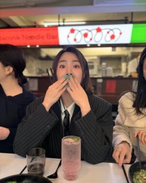 Heo Min Instagram - 일하고 맛난거 먹고 🖤
피부레이져 받았더니 부어가지고 이날 우리 성익쌤이 히메컷으로 얼굴을 가려줬어요 ㅋㅋㅋ 

니콜이 데려가준 망원맛집 @baconik.noodlebar @baconik.brunchbar  맛있었오욤!! 
그리고 차병원 닥터프로그램 마더스케어 라이브💓@doctorprogram_official