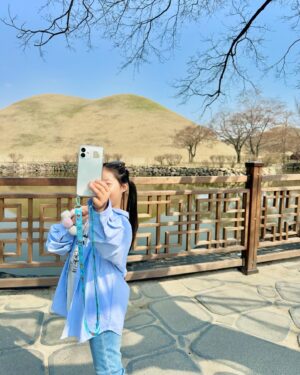 Heo Min Instagram - 아단이랑 경주 당일치기 나들이 다녀왔어요💛
요즘 엄빠랑 떨어져있는 시간이 많은 아단이여서
함께 있을때 마니마니 놀아주고 듬뿍듬뿍 사랑해주고 왔어요

추천해주신 맛집들이 웨이팅이 있어서 못먹고 온거 빼곤!!
아단이가 너무너무 즐거워한 토요일 이였어요
키즈폰 산 아인이가 여기 좋다며 천마총 유물과 풍경과 셀카를 100장 정도 찍고왔답니다 ㅋㅋㅋ