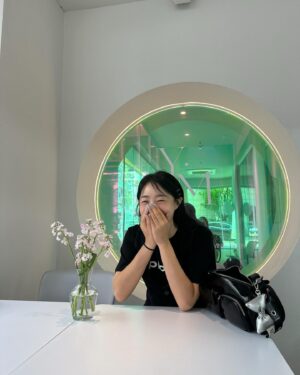 Heo Min Instagram - 오늘은 중학교 동창들만나러 달려갔어요 🏃🏻‍♀️‍➡️🏃🏻‍♀️‍➡️🏃🏻‍♀️‍➡️
안대표 이대표와 허 개인사업자 셋이서 오늘은 육아,집 이야기 빼고 생산적인 이야기를 하며 재밋는 일을 도모 하고왔오요 ㅋㅋ
다 서울에 있으니 좋네😊