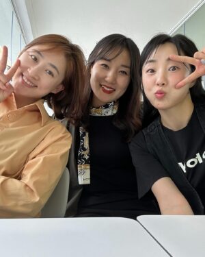 Heo Min Instagram - 오늘은 중학교 동창들만나러 달려갔어요 🏃🏻‍♀️‍➡️🏃🏻‍♀️‍➡️🏃🏻‍♀️‍➡️
안대표 이대표와 허 개인사업자 셋이서 오늘은 육아,집 이야기 빼고 생산적인 이야기를 하며 재밋는 일을 도모 하고왔오요 ㅋㅋ
다 서울에 있으니 좋네😊