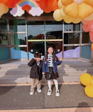 Heo Min Instagram - 아단이 입학을 축하해 💓
첫찌는 초등학교 둘찌는 유치원 입학식요 
귀요미들 언제 이만큼 컷지🙈