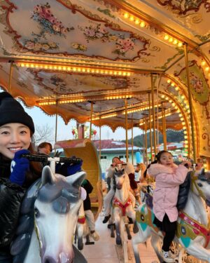Heo Min Instagram - 크리스마스 이브❤️ 오월드 에서 🎡
파도 타기 한번 같이 타고 두통에 시달렸어요
어릴때 엄마가 바이킹타고 멀미한 이유를 이제 알겠어요  ㅋㅋ

충청도 출신이지만 오월드는 처음이였거든요
뭔가 향수를 불러일으키는 옛날감성 놀이동산이였어요
오월드에서 알아봐 주신분이 있어서 옴총 깜짝 놀랐고요 🙇🏻‍♀️
대전맛집 #광천식당 도 먹고 
유주네 덕에 같이 이브 잘 보냈다🥰 @yunhee.kwon