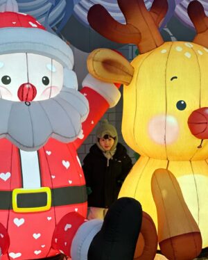 Heo Min Instagram - 크리스마스 이브❤️ 오월드 에서 🎡
파도 타기 한번 같이 타고 두통에 시달렸어요
어릴때 엄마가 바이킹타고 멀미한 이유를 이제 알겠어요  ㅋㅋ

충청도 출신이지만 오월드는 처음이였거든요
뭔가 향수를 불러일으키는 옛날감성 놀이동산이였어요
오월드에서 알아봐 주신분이 있어서 옴총 깜짝 놀랐고요 🙇🏻‍♀️
대전맛집 #광천식당 도 먹고 
유주네 덕에 같이 이브 잘 보냈다🥰 @yunhee.kwon