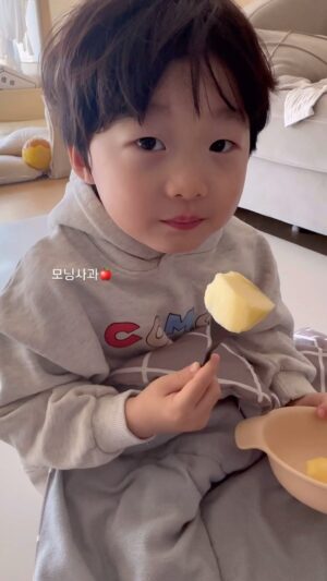 Heo Min Instagram - 모닝사과 먹고간 웃상 둘찌🍎