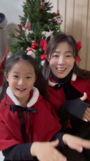 Heo Min Instagram - 미리 메리쿠리쑤마쓰🎄 with 딸랑구
언니같은 엄마가 되고싶었어요 ㅎㅎㅎ
이제 내년이면 초딩인 아이니와❤️
초딩되면 같이 안해줄것…같.. 🙊

#merrychristmas#모녀릴스