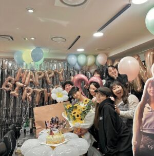 Heo Min Instagram - 오늘은 사랑하는 내 칭구 요니의 생일💜💛
벌써 10년이야
강산은 변해도 우리는 그대로 ^^

올해는 장어맛집 풍천가에서 HBD 🎀