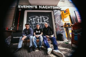 Herbert Grönemeyer Instagram - hätte mir jemand vor 9 jahren, als ich meinen ersten song aufgenommen habe, gesagt ich würde irgendwann mal einen song von herbert grönemeyer neu interpretieren dürfen zum 40 jährigen jubiläum vom bochum album, hätte ich die person für verrückt erklärt. fettes danke an @prodby_lucry & @__suena ❤️
„Alkohol“ mit @bausashaus OUT NOW 🫶🍻
#40bochum
