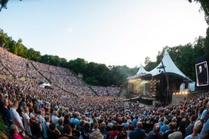 Herbert Grönemeyer Instagram - Lau, wohlig und hinreißend. Das 21. und 22. Mal Waldbühne in meiner Karriere hätte nicht schöner sein können. Danke, Berlin 🫶🏻

📸 @carstenklickphotography