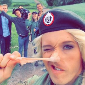 Herman Flesvig Instagram - Vi klarte det faen meg igjen! 
Jeg må bare få lov til å takke for en helt fantastisk respons, alle meldinger og tilbakemeldinger er helt overveldende. Jeg har vært nervøs og det har vært skikkelig skummelt. Tusen tusen takk til alle som har sett på Førstegangstjenesten.

Jeg har jobbet i et team på NRK med fantastiske folk, hver eneste en i produksjonen er håndplukket og har virkelig gitt alt. De har et eierskap og et ønske om at serien skal bli best mulig, og de har jobbet døgnet rundt og dratt denne serien i land! Dere er helt overlegne🙌🏻 
En ekstra liten takk til regi  Erlend Westnes som har overgått seg selv og virkelig jobbet frem det beste i meg. 

Jeg vil også takke venner, familie, manager og ikke minst en fantastisk  kjæreste som alltid støtter meg når jeg lever i en boble med mye jobbing, kombinert med periodevis fosterstilling og nerver! Tusen tusen takk! Dere holder meg på beina❤️