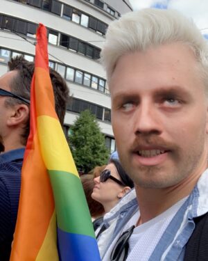 Herman Flesvig Instagram - Onkel Tom er i bamseklubben. Tante Vivi er full. #pride