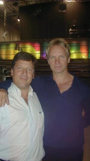 Herman José Instagram - Há 22 anos estava num hotel em Florença a desfazer a mala. À noite o jantar seria em casa do Sting. A televisão estava sintonizada na CNN. Atónito assisti à notícia da agressão às torres gémeas. Nessa noite, o Sting manteve a sua atuação e dedicou-a às vítimas (entre as quais alguns amigos). A música foi paliativo para a angústia. E tivemos esperança que o mundo melhorasse. Whishful thinking: 22 anos depois o vírus passou de Bin Laden a Putin. Está-nos nos genes. Somos uma espécie que não se aconselha. A demais vida animal que nos desculpe. @theofficialsting #nineeleven