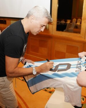 Hernán Crespo Instagram - Hola a todos! Estamos regalando una camiseta de Argentina, enmarcada y firmada por mi para @icons_memorabilia.

Para participar en el sorteo simplemente:
1) Etiqueta a un amigo en los comentarios.
2) Síganme a mí y a @icons_memorabilia.

Se elegirá un ganador al azar, bajo términos y condiciones generales. ¡Mucha suerte!

Hello everyone! I’m giving away a framed Argentina shirt I signed at my private signing session with @icons_memorabilia!
 
To enter the giveaway simply: 
 
1) Tag a friend in the comments.
2) Follow both me and @icons_memorabilia.
 
A winner will be selected at random. T&Cs apply. Good luck!