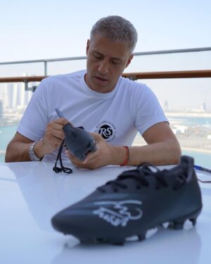 Hernán Crespo Instagram - Para celebrar el Derby della Madonnina de esta semana, regalo unos botines firmados por mí con @icons_memorabilia
 
Para tener la oportunidad de ganar este premio Tenes que seguir a @icons_memorabilia y etiquetar a un amigo en los comentarios.
 
Se aplican las condiciones generales. La semana que viene, @icons_memorabilia elegirá un ganador al azar. Mucha suerte!

To celebrate this week's Derby della Madonnina, I’m giving away a boot signed by me at my recent signing session with @icons_memorabilia!
 
To be in with a chance of winning this great prize, all you need to do is follow @icons_memorabilia and tag a friend in the comments.
 
Terms and conditions apply. A winner will be selected at random by @icons_memorabilia next week. Good luck!