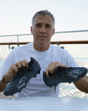 Hernán Crespo Instagram - Para celebrar el Derby della Madonnina de esta semana, regalo unos botines firmados por mí con @icons_memorabilia
 
Para tener la oportunidad de ganar este premio Tenes que seguir a @icons_memorabilia y etiquetar a un amigo en los comentarios.
 
Se aplican las condiciones generales. La semana que viene, @icons_memorabilia elegirá un ganador al azar. Mucha suerte!

To celebrate this week's Derby della Madonnina, I’m giving away a boot signed by me at my recent signing session with @icons_memorabilia!
 
To be in with a chance of winning this great prize, all you need to do is follow @icons_memorabilia and tag a friend in the comments.
 
Terms and conditions apply. A winner will be selected at random by @icons_memorabilia next week. Good luck!